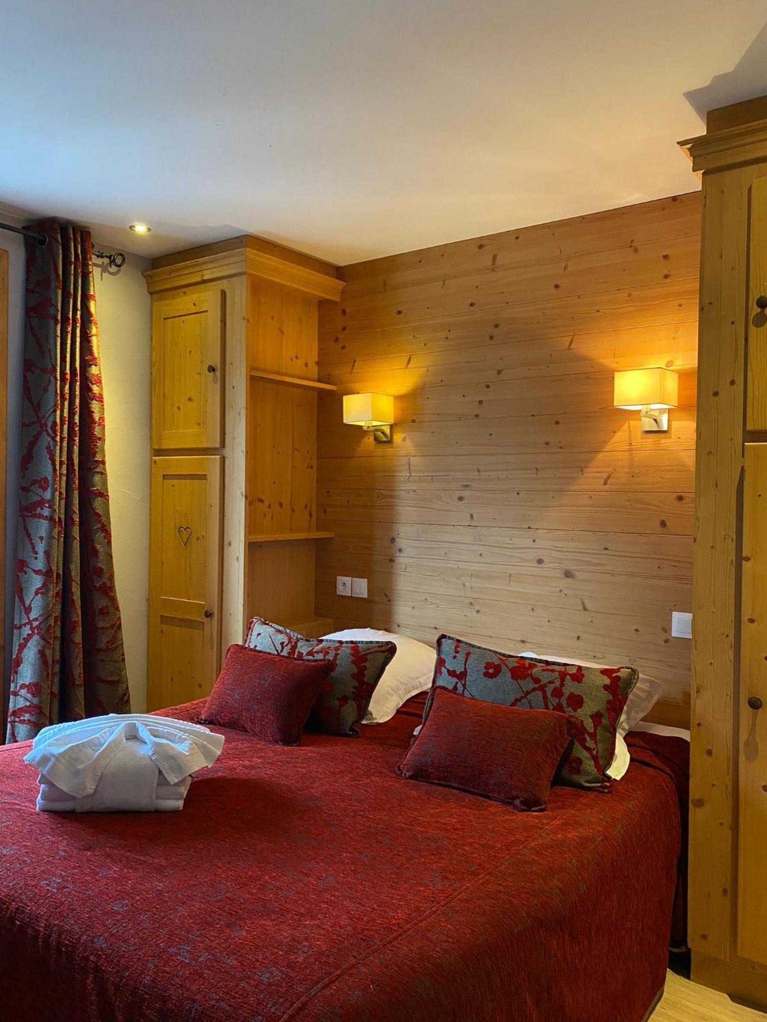 Hotel Et Appart'Hotel De L'Hermitage Thones Ngoại thất bức ảnh